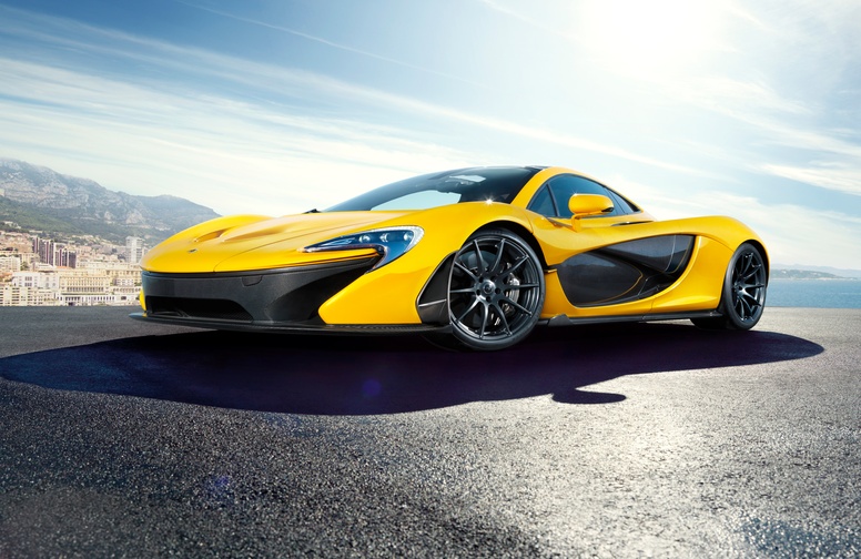 3D Ковер «Желтый спортивный автомобиль в лучах солнца»