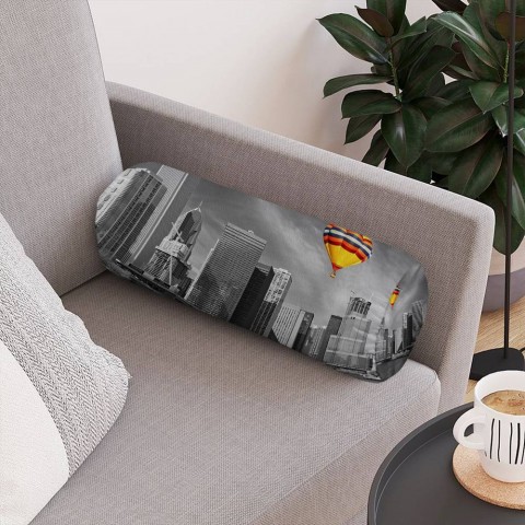 Интерьерная вытянутая подушка «Воздушный шар в мегаполисе»