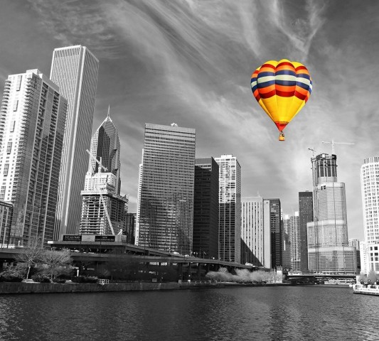 Интерьерная вытянутая подушка «Воздушный шар в мегаполисе»