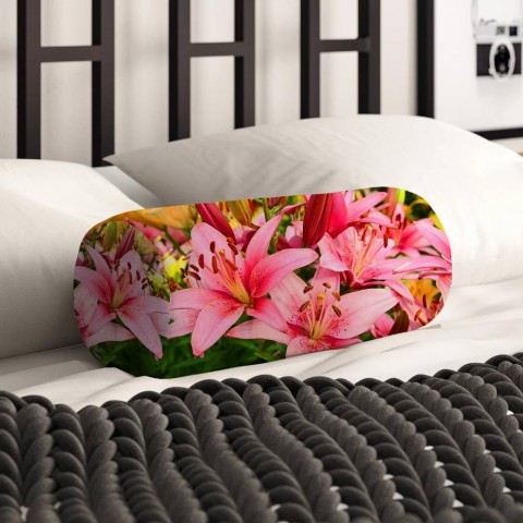 Тканевая подушка для дивана «Нежно-розовые лилии» вид 2
