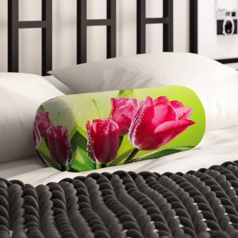 Интерьерная подушка-валик «Тюльпаны на зеленом фоне» вид 2