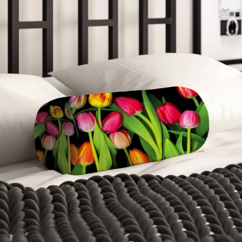 Интерьерная круглая подушка «Тюльпаны на темном фоне» вид 2