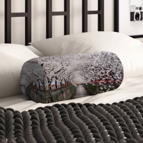 Декоративная вытянутая подушка «Сакура у канала» вид 2