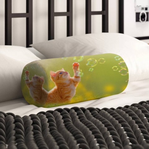 Тканевая подушка в форме валика «Рыжий кот с мыльными пузырями» вид 2