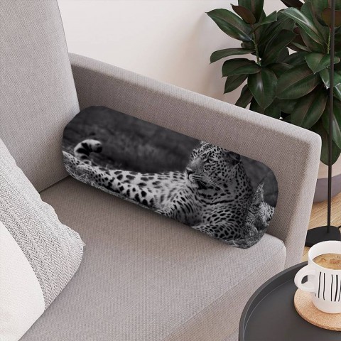 Тканевая подушка для дивана «Черно белый леопард» вид 4