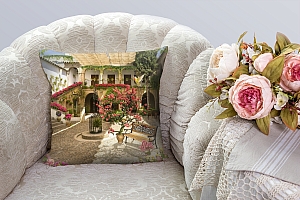 3D Подушка «Цветущий дворик отеля» вид 3